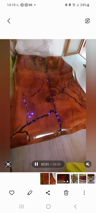 Холна маса от масивно дърво с лед ефекти и крака от бамбук.