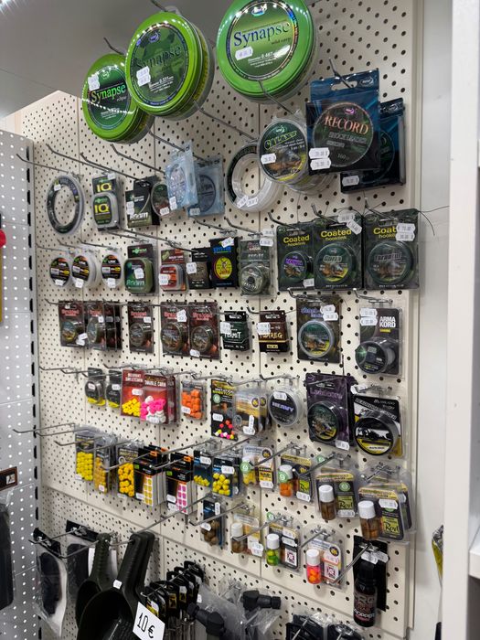 Стока и стелажи от риболовен магазин.