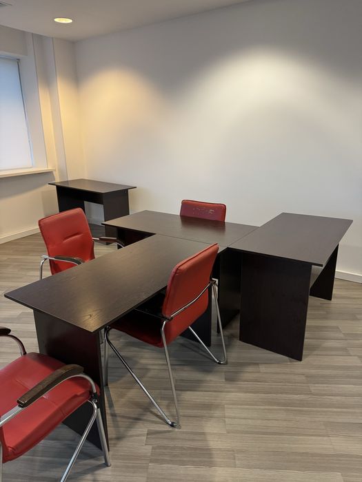 Офисная мебель, столы, стулья, стеллаж, тумбочки.