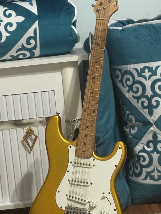 Электро гитара золотая