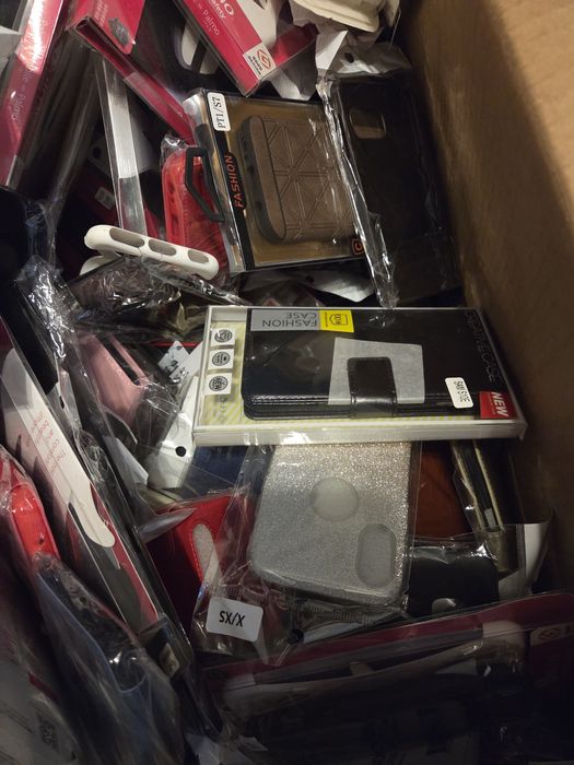 300 bucati de huse de telefon,  IPhone , Samsung,  etc.
