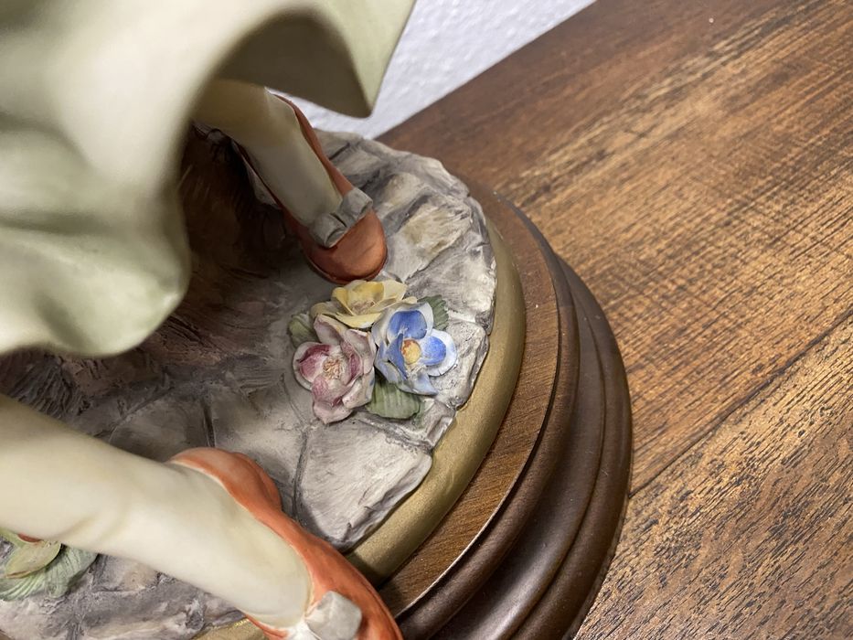 Винтидж Capodimonte фигура с кош цветя, Италия