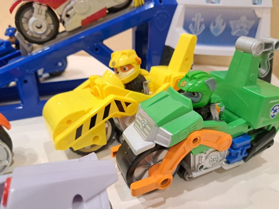 База на Paw patrol с кученцата на мотори