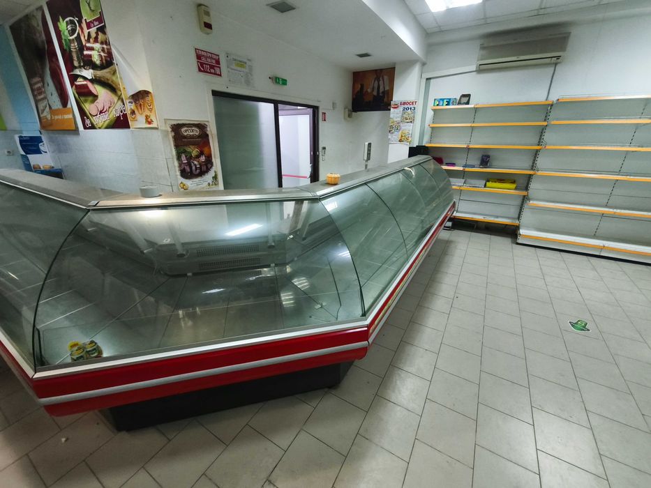 Хладилни витрини / островна минусова витрина