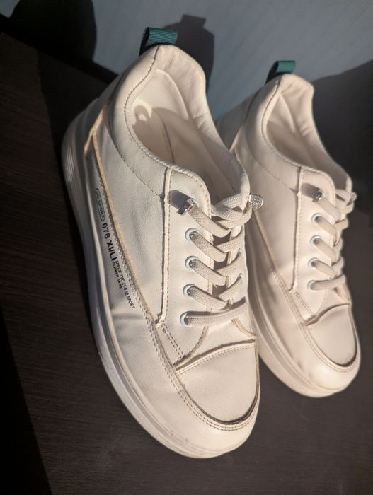 Кроссовки женские