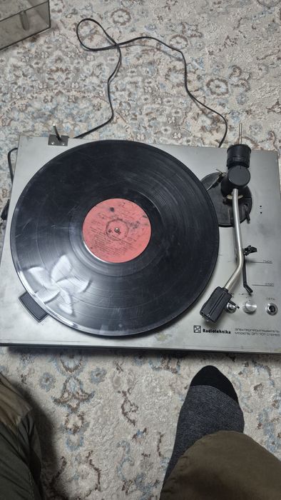 Продам виниловый проигрыватель