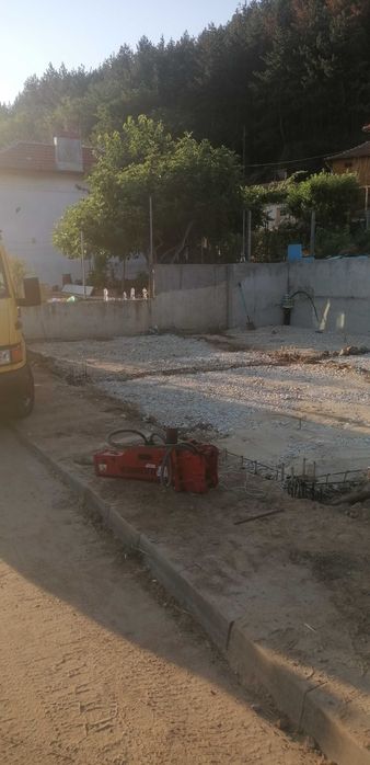 Услуги със багер 3т, самосвал и платформа