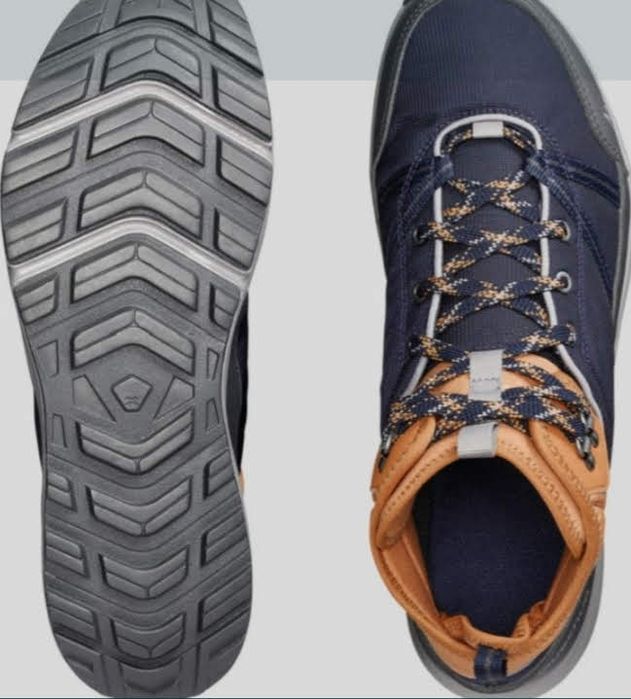 Кроссовки демисезонные, высокие.