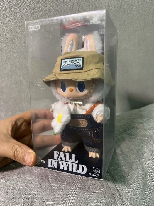 Лабубу с ромашкой