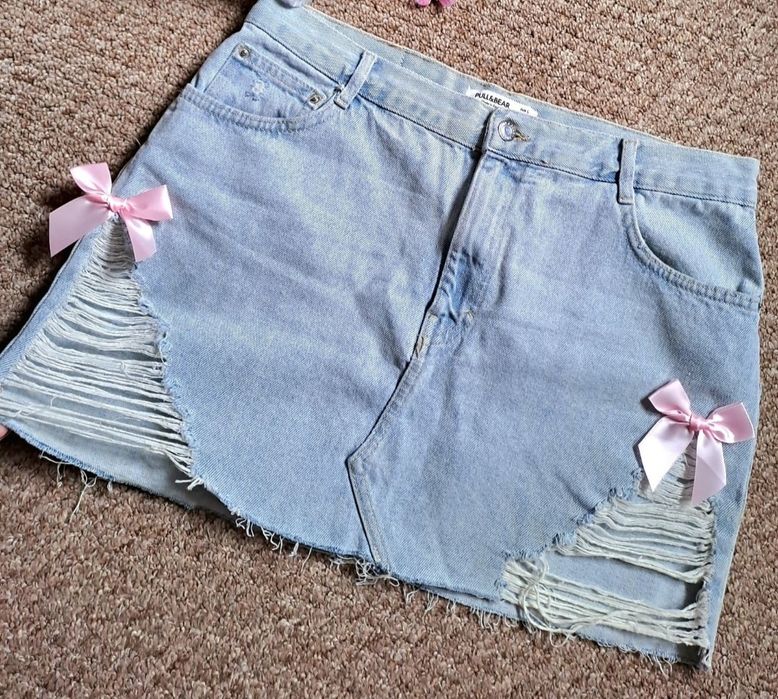 Fusta de blugi bleu pre-spălată, cu fundițe roz rupturi