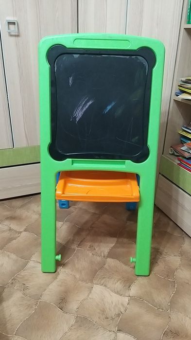 Доска и Столик для игр и рисования и лепки