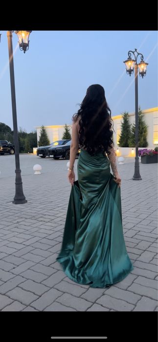Rochie verde smarald pentru evenimente