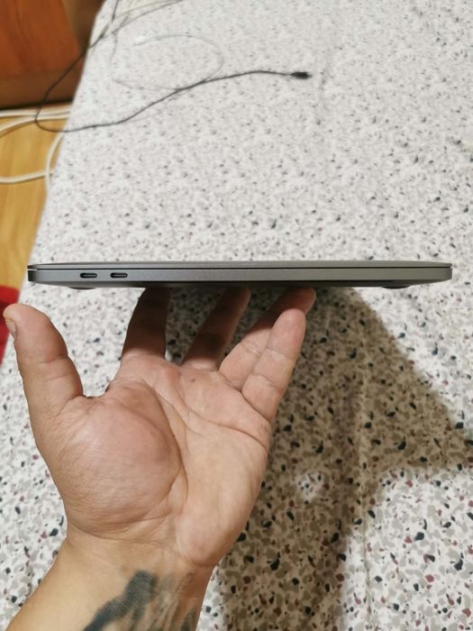 Vând laptop MacBook pro m2