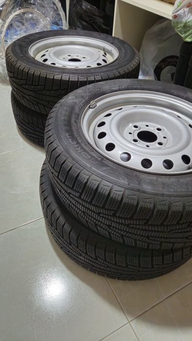 Продается новые балоны летние для ВазПриоры 4шт комплект и полики