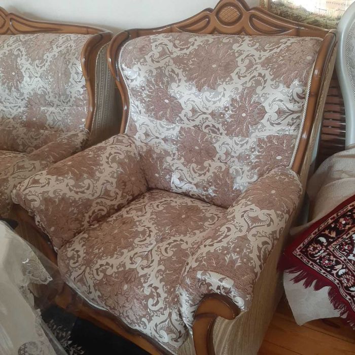 Мягкая мебель (диван и два кресла) в отличном состоянии, доставка есть