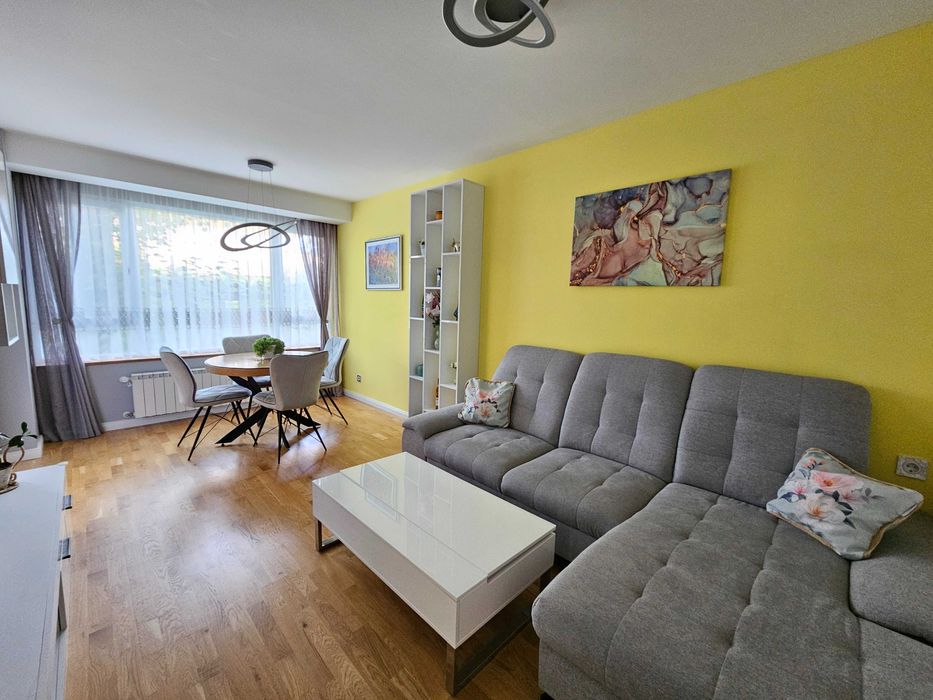 Дава се под наем Тристаен апартамент в София, Изток - 72 кв.м за 920 € - Снимка #1