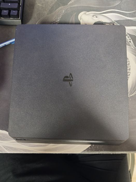 PS4 slim с един контролер + игра.