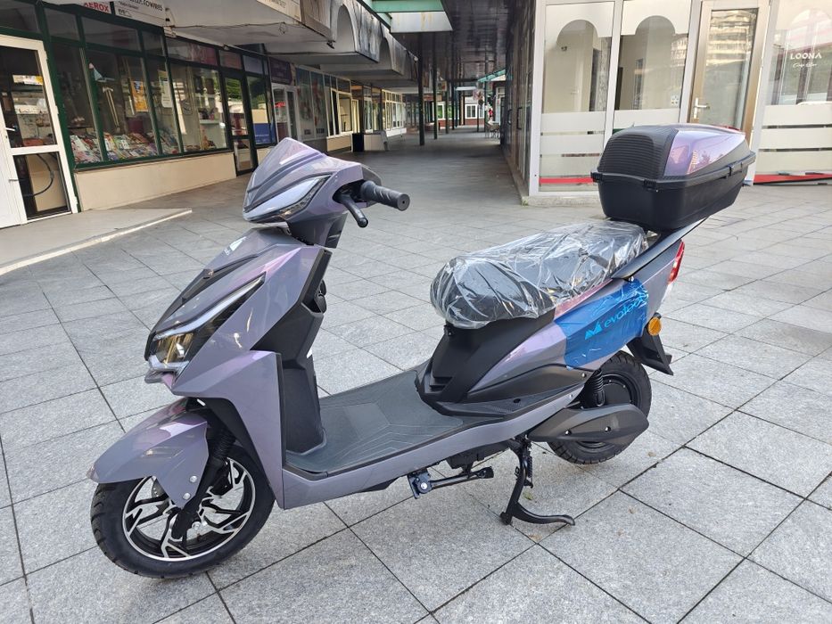 Scuter electric SC1500 cu putere de 1500 W, viteza maxima de 25 km/h, conform reglementarilor UE, fara permis
Scuterul electric vine echipat cu un mot