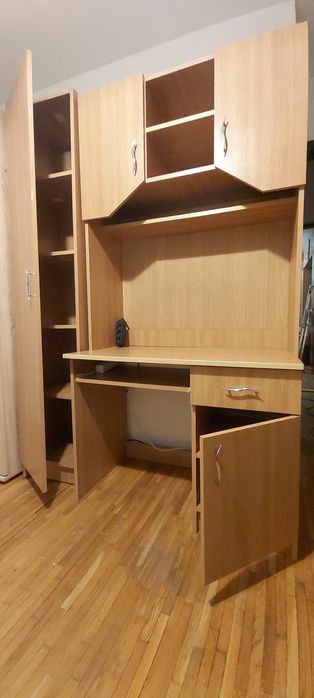 Birou cu dulap deasupra și multe spații utile