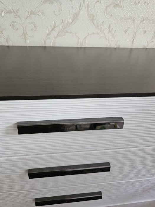 Продам плательный шкаф и комод