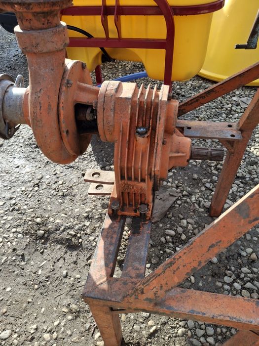 Pompa apa la tractor