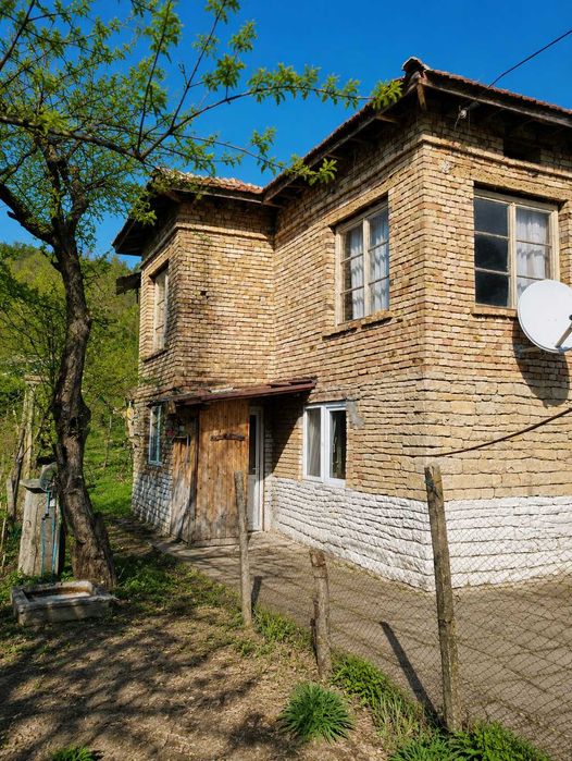 Двуетажна къща с 1 дка двор на 17 км от Шумен – 35 000 €