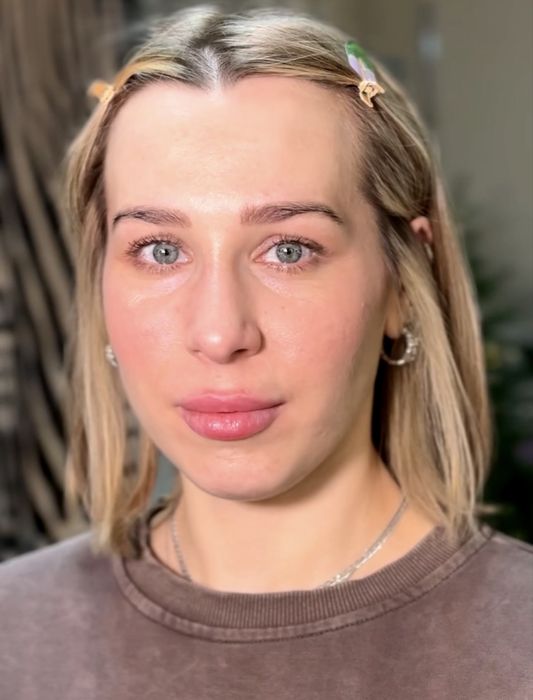 Модель на брови