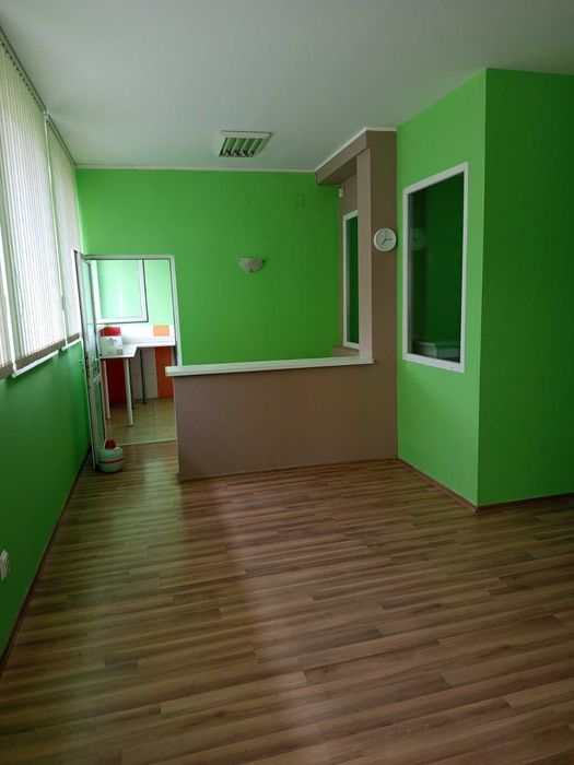 Под наем Склад и Офисна част , самостоятелна сграда с голям парцел