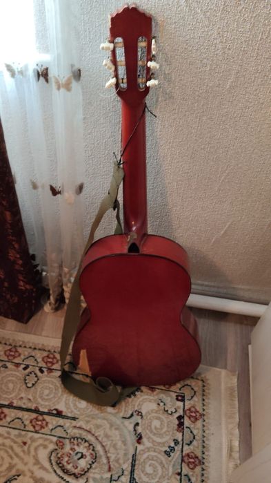 Продам гитару надо менять струны