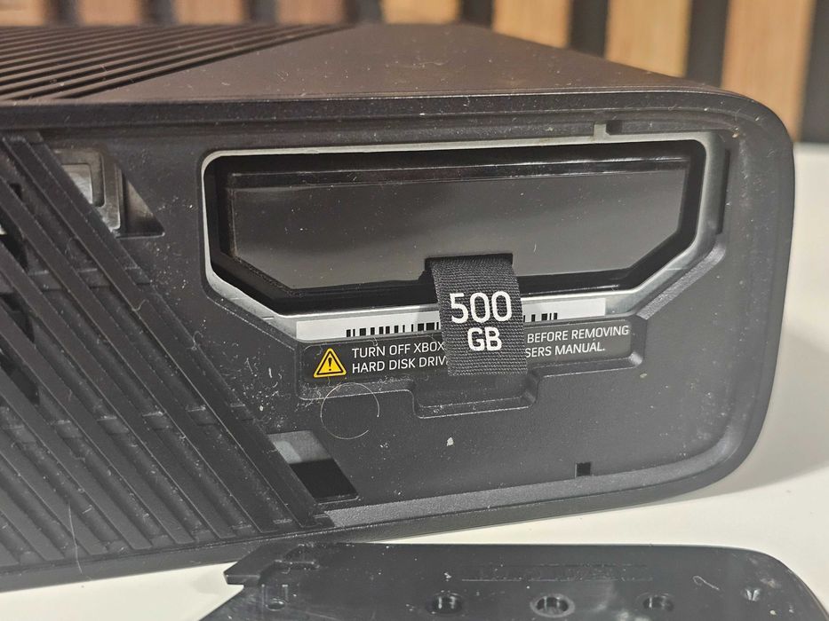 Xbox 360 E 500GB Kinekt + 3 jocuri