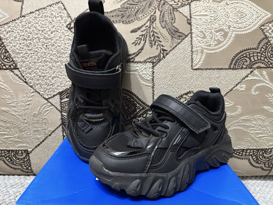 Кроссовки женские