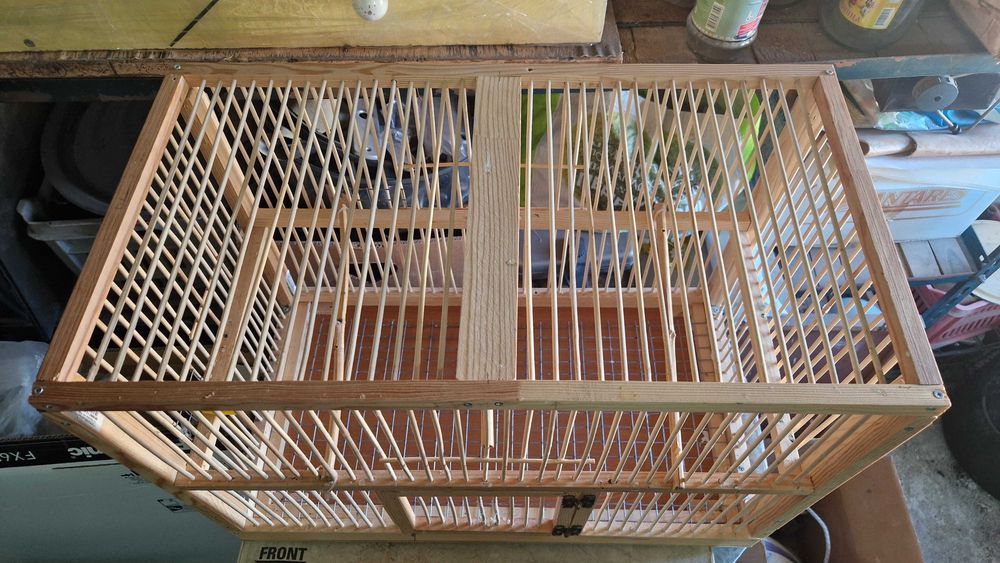 Дървена клетка за птици