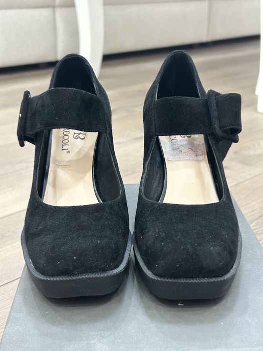 Черные туфли на каблуке