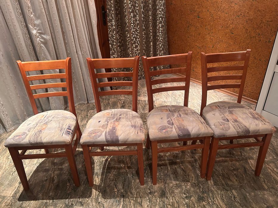 Продавам масивна маса от дъб със столове