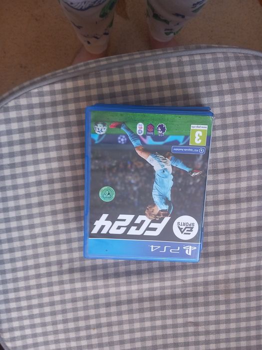 Vând ps 4 slim cu cont de fortnite