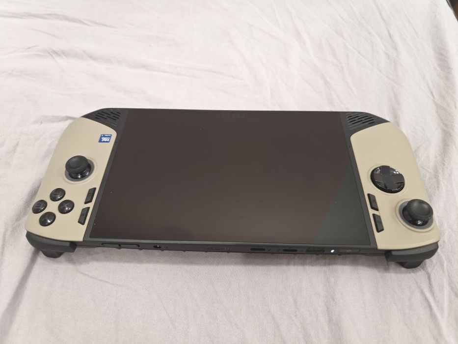 Продавам Msi claw 8 ai+ handheld