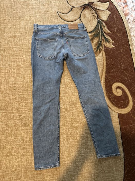 blugi levis albastrii