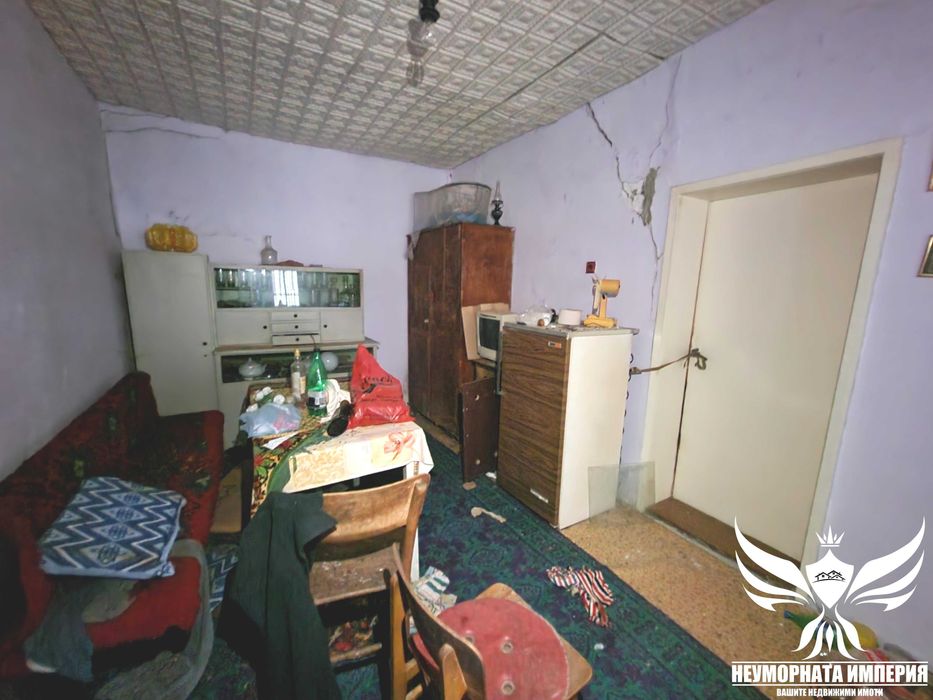 Продавам едноетажна къща с постройки 110РЗП и 1700кв. двор в село Искра на първа линия асфалтов път