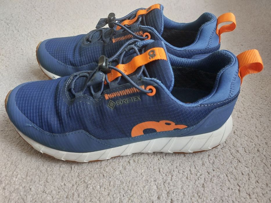Sneakers ZeroC cu Goretex mărimea 37 - 24 cm, stare foarte buna, impermeabili. Talpa