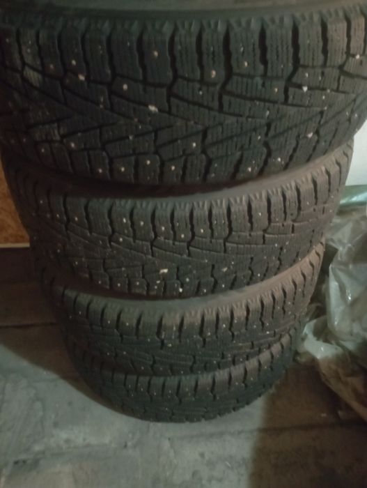 Зимние шипованые шины Roadstone