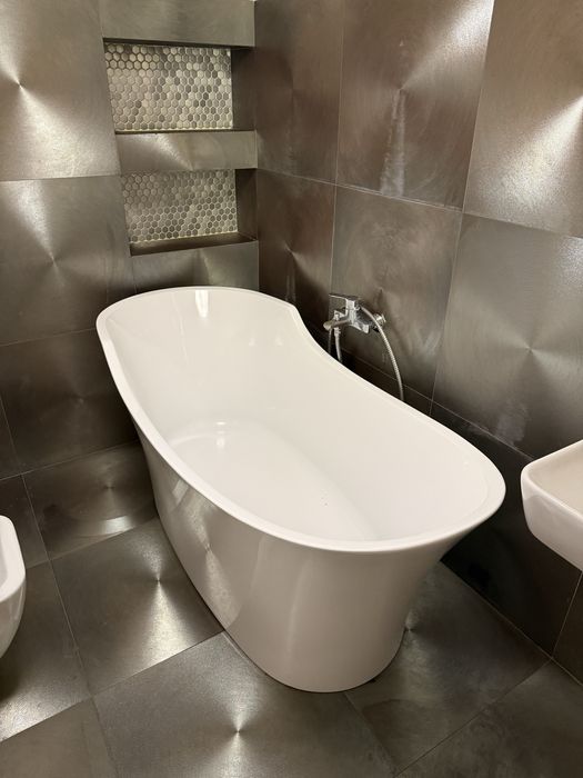 Cadă Freestanding de Lux, Design Asimetric - 173 cm, Stare Impecabilă