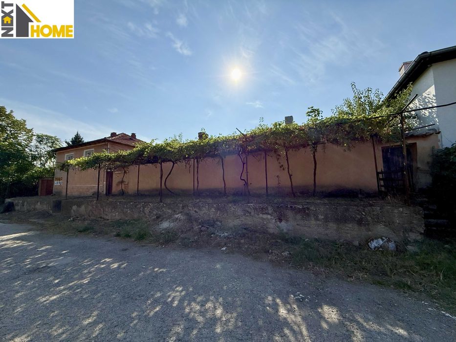 Две къщи с гараж, голям двор и стопански постройки с. Козаново