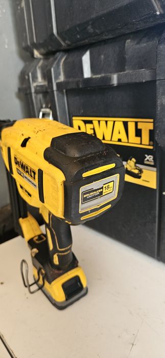 Pistol cuie Dewalt dcn 680