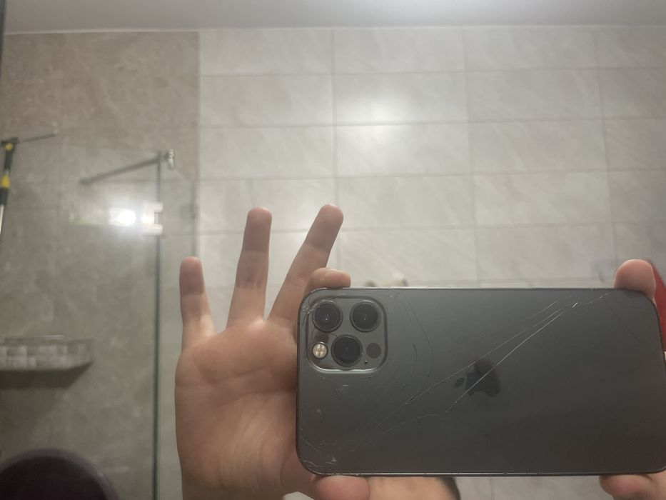Iphone 12 pro crapat pe spate