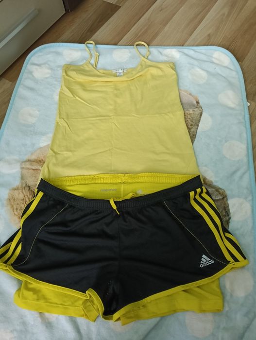 Vând pantaloni scurți Adidas+ maiou galben