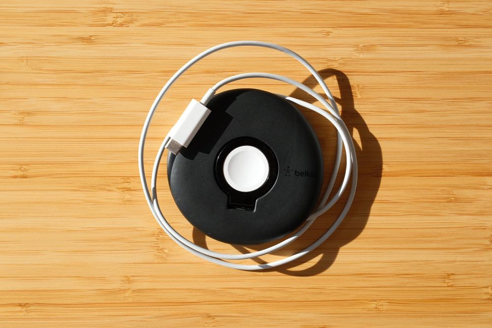 Бързо зарядно за Apple Watch: USB-C кабел + Belkin Travel Stand стойка