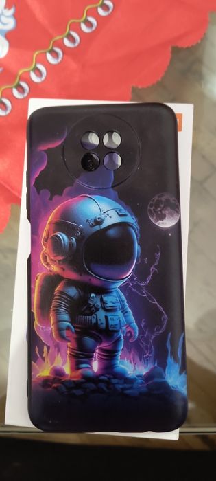 Motorola е20   има подарък калъф