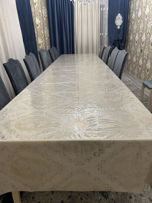 Большой, длинный стол в гостиную