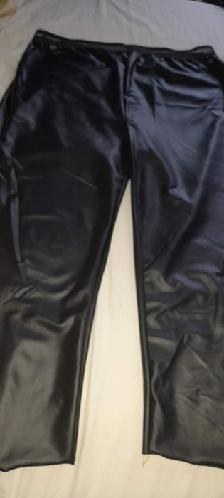 Продавам дамски кожен клин