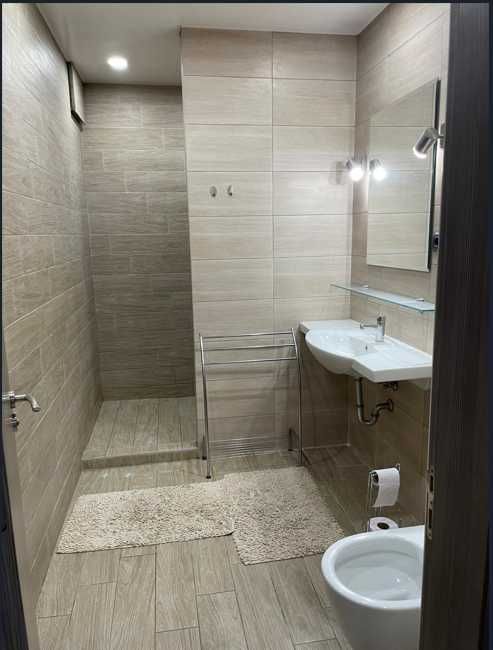 Дава се под наем Тристаен апартамент в Варна, Център - 160 кв.м за 1100 € - Снимка #9